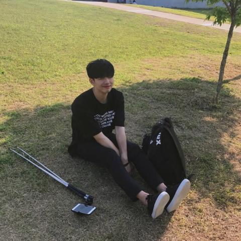 18组高清唯美背影情侣头像，一男一女一人一张