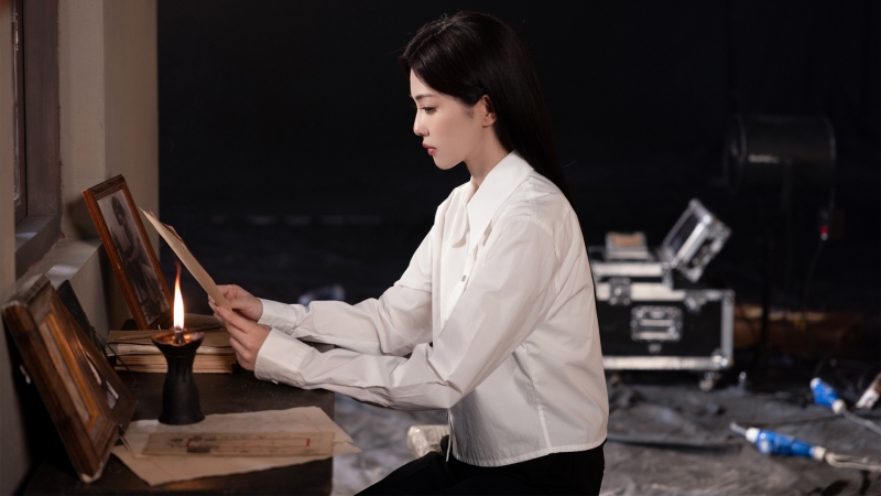 白鹿穿白衬衫的侧脸照 高清美女壁纸来啦