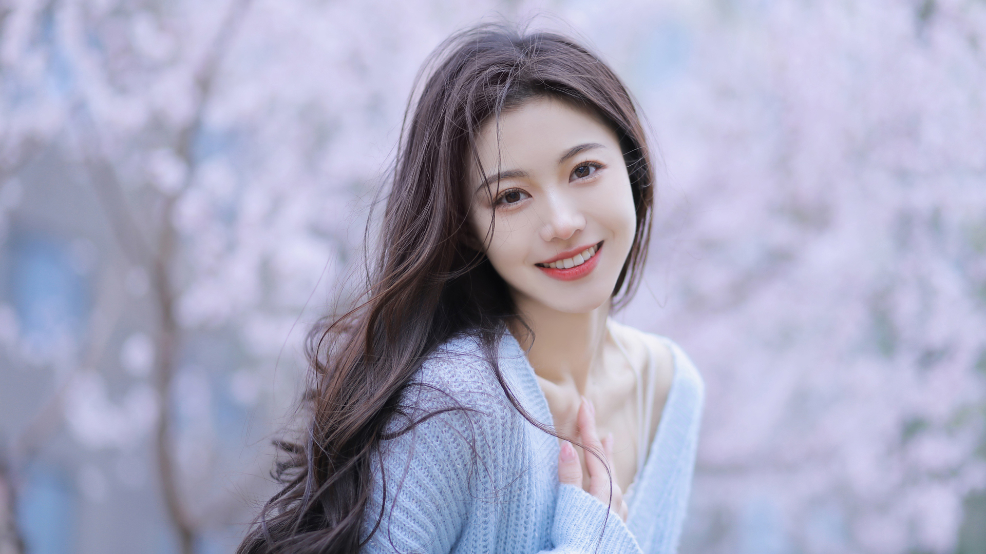 长发甜妹穿蓝毛衣！这款清纯美女壁纸直接戳中审美