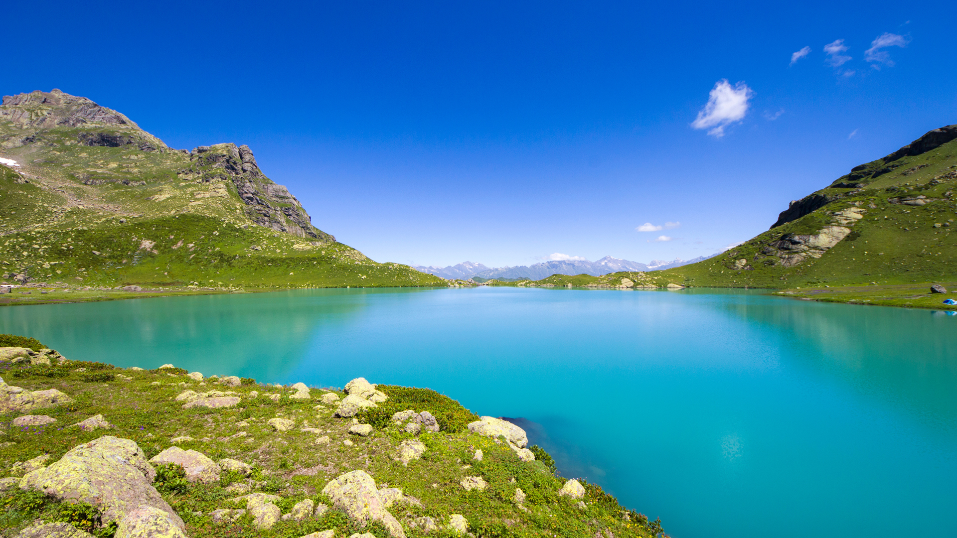 高原湖水蓝天空的电脑动漫壁纸来啦