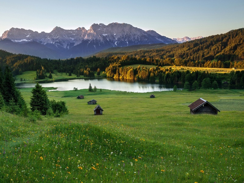 夏日山间湖景小木屋壁纸