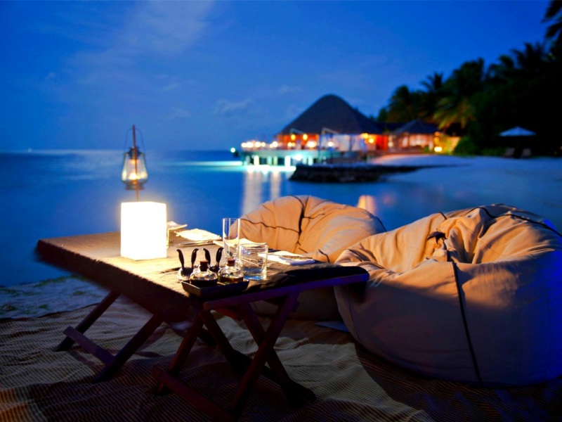 海边夜晚浪漫晚餐 电脑桌面动漫风景壁纸