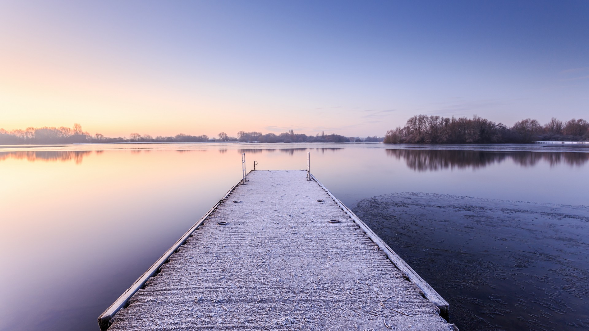 英国英格兰冬日清晨湖畔码头风景壁纸