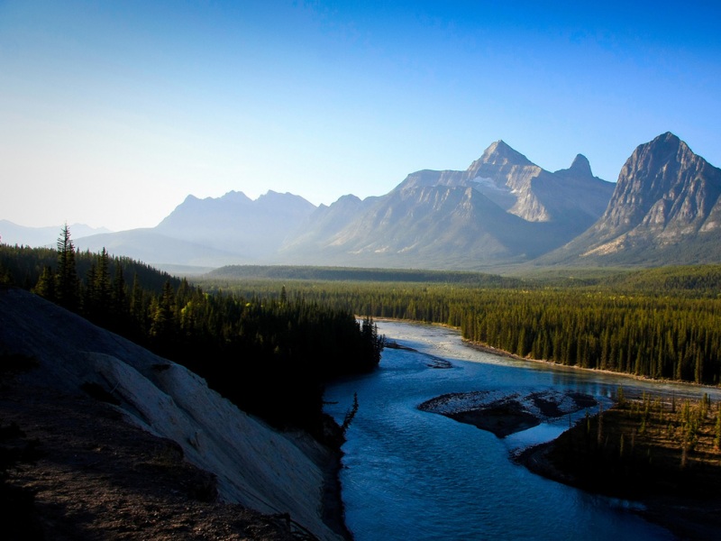带山坡森林河流的宽屏风景动漫电脑壁纸推荐