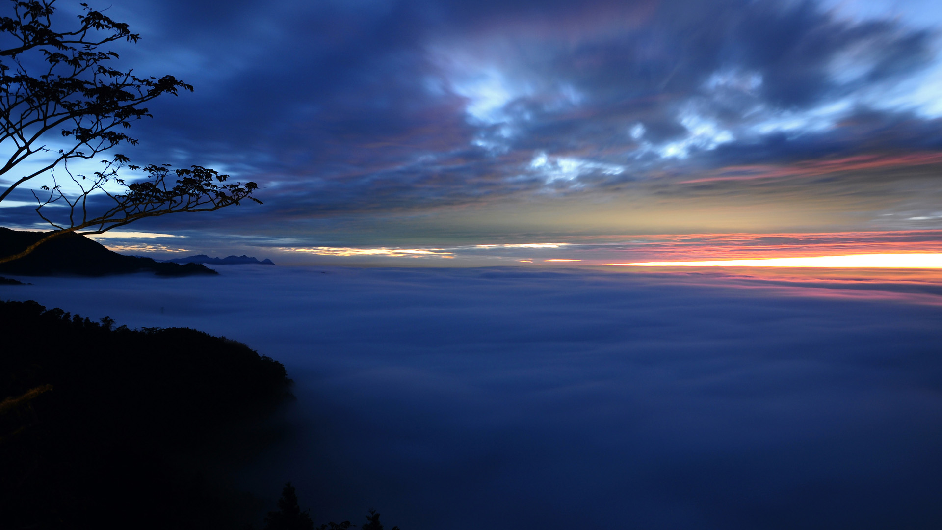这款云山风景电脑壁纸太适合当桌面了