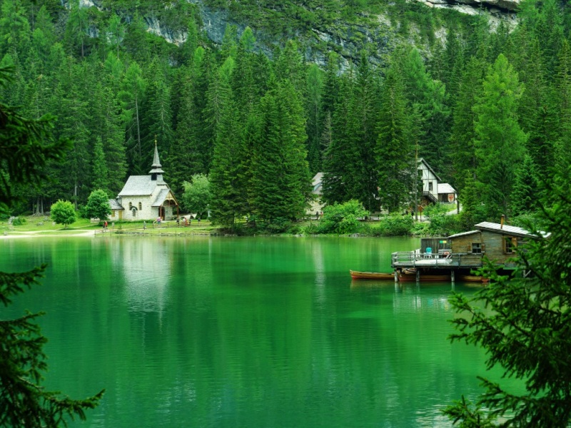多款尺寸的森林湖畔小屋自然风景电脑壁纸