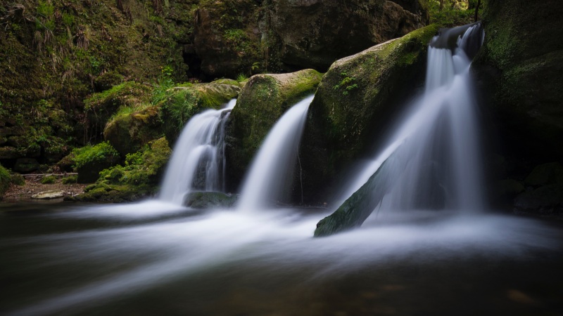 多款尺寸可选！瀑布流水风景电脑动漫风桌面壁纸