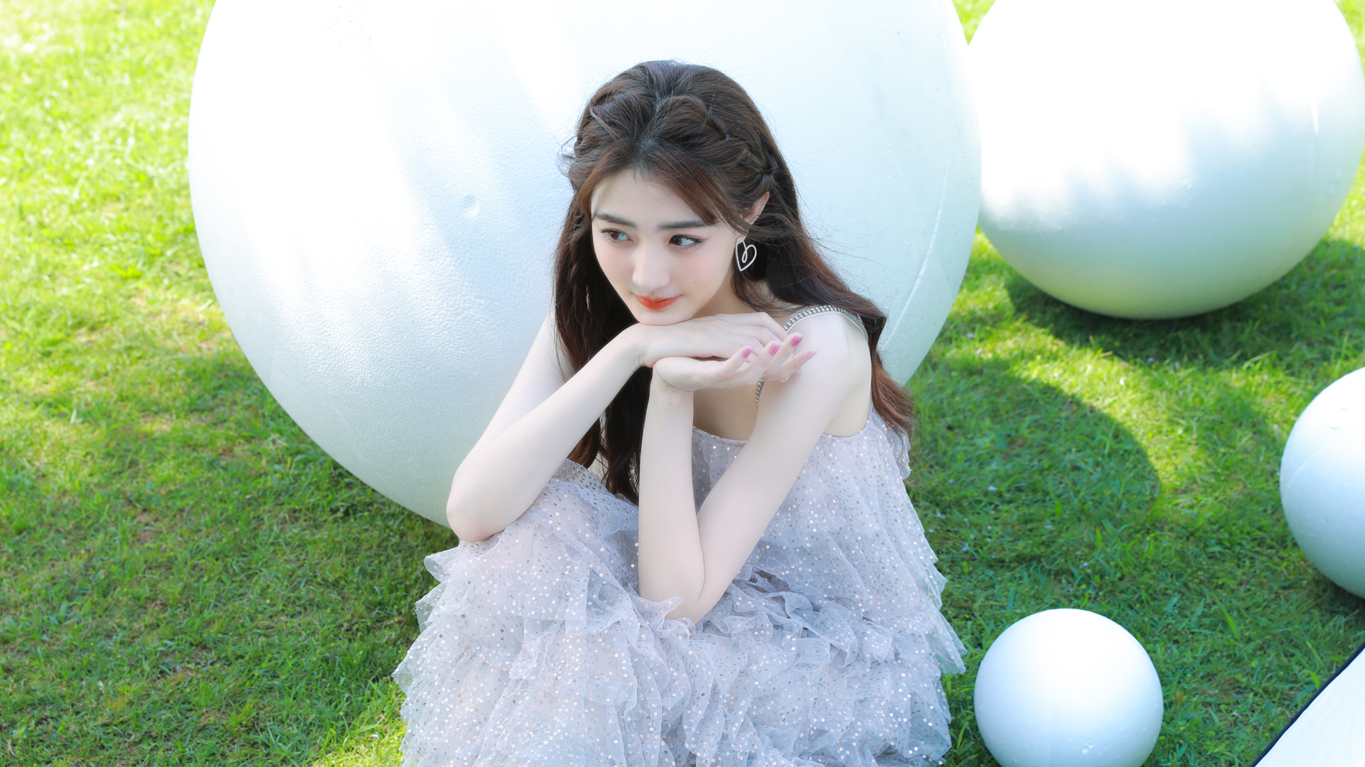 徐璐小清新草地写真壁纸上线 多款高清尺寸可选