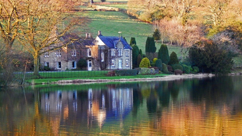 秋日湖畔斜坡小屋 超美电脑动漫风景壁纸