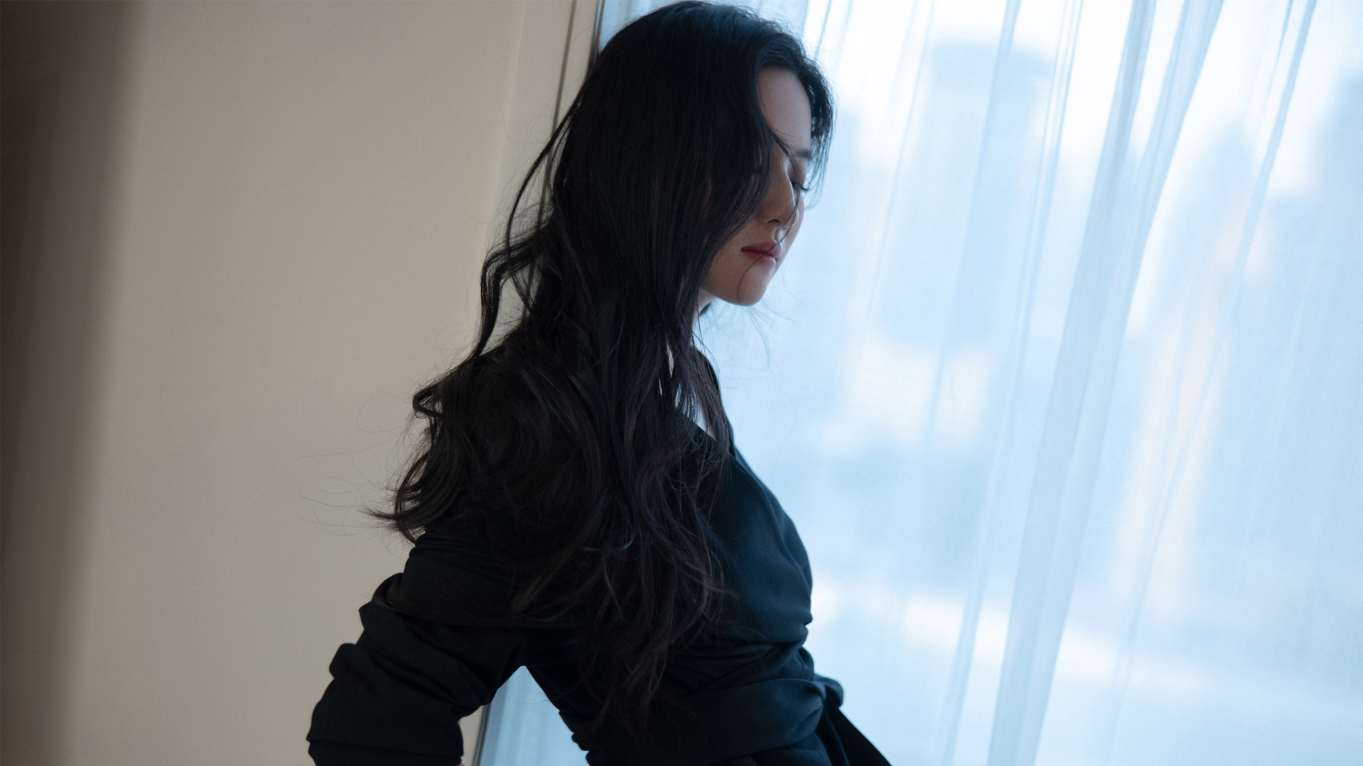 刘亦菲闭眼侧脸高清电脑壁纸上线啦 多款分辨率可选