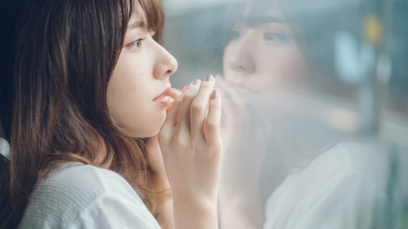 玻璃窗前氛围感美女高清壁纸下载指南