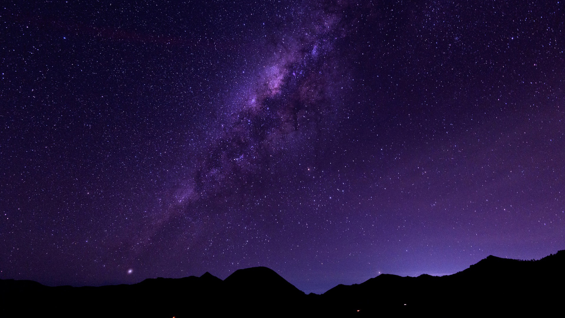 这款银河山间夜景壁纸 适配多款电脑屏幕尺寸