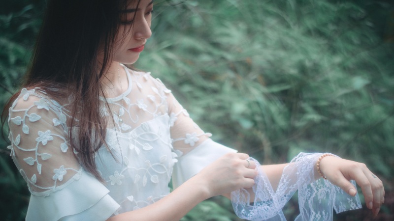 穿白婚纱的美女摄影壁纸 适合当电脑桌面的高清图