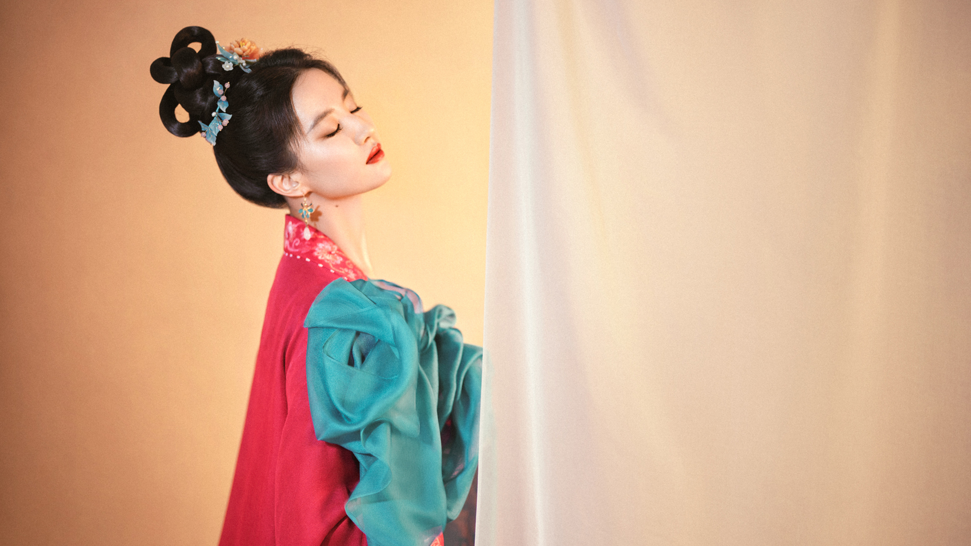 《梦华录》刘亦菲闭眼侧脸古装壁纸 高清可下载