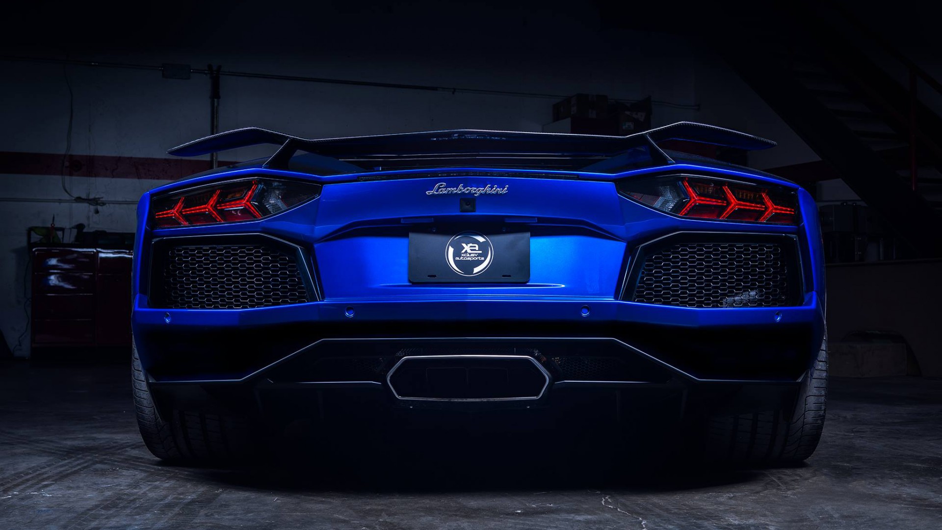 蓝色兰博基尼Aventador LP700-4后车视角壁纸 高清电脑桌面可用