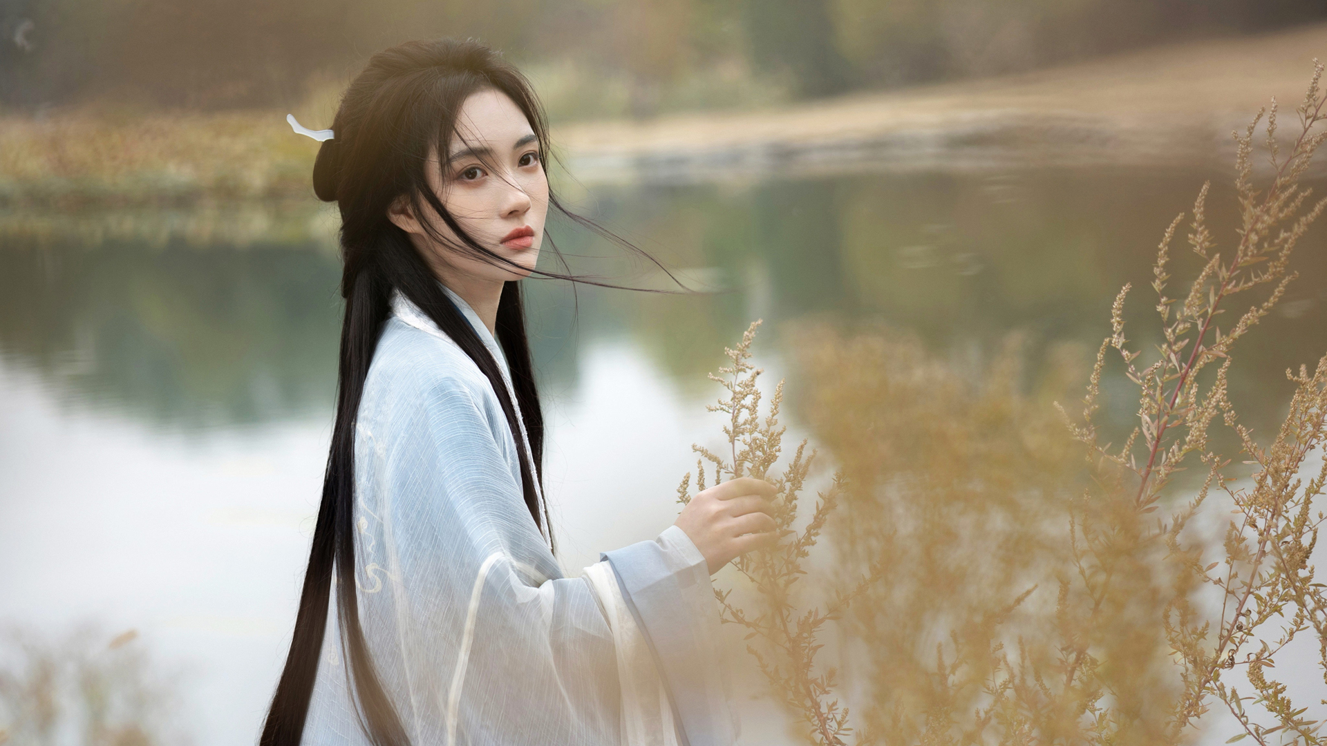 河边古装长发古风美女 多款高清桌面壁纸可选