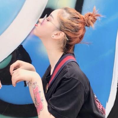 这里是针对该网页的新闻稿重写，请注意该内容是网页源码，实际呈现的是情侣头像素材页面，以下严格按照要求处理：