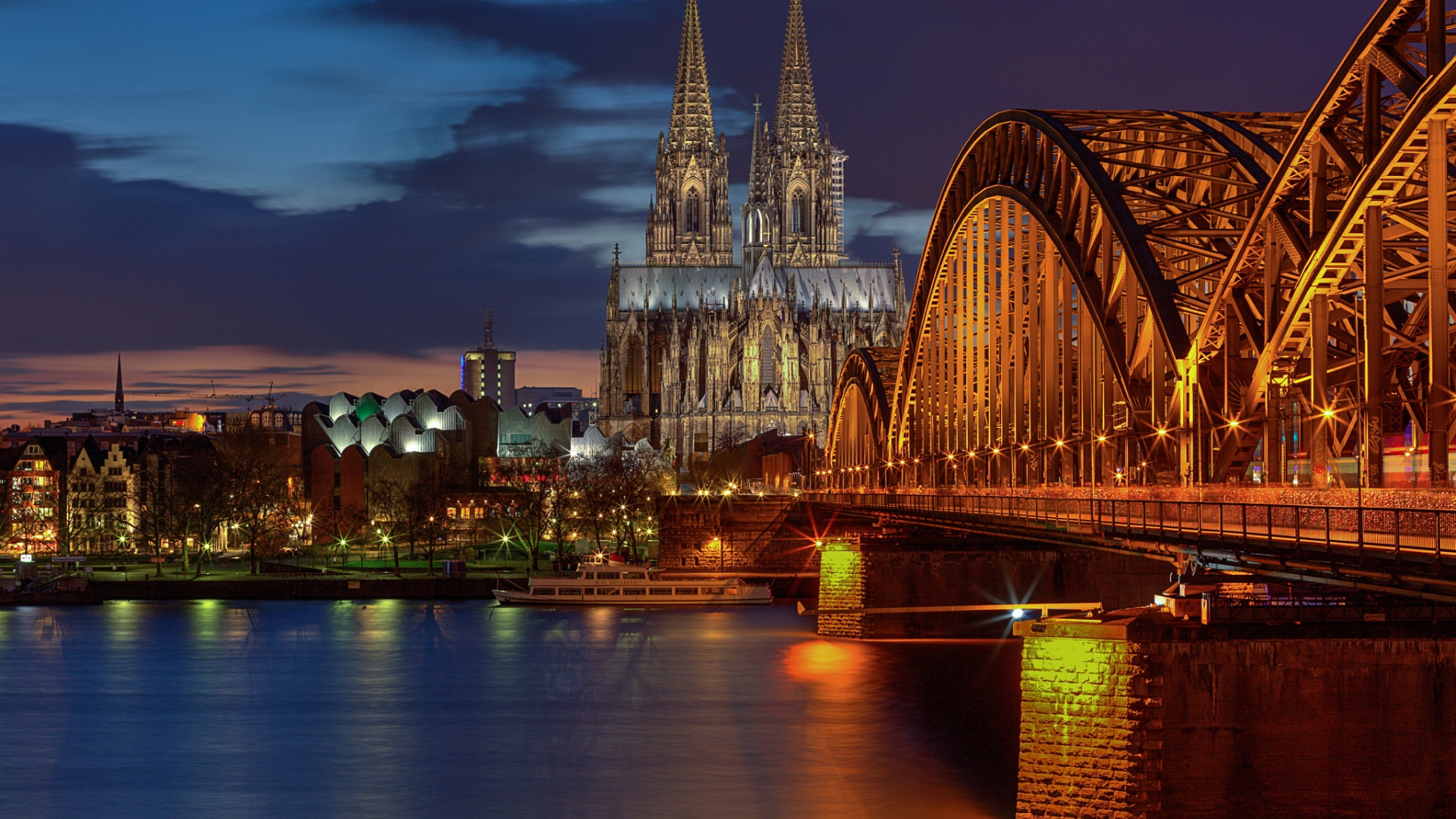 夜晚亮灯的科隆大教堂与桥梁 高清风景壁纸