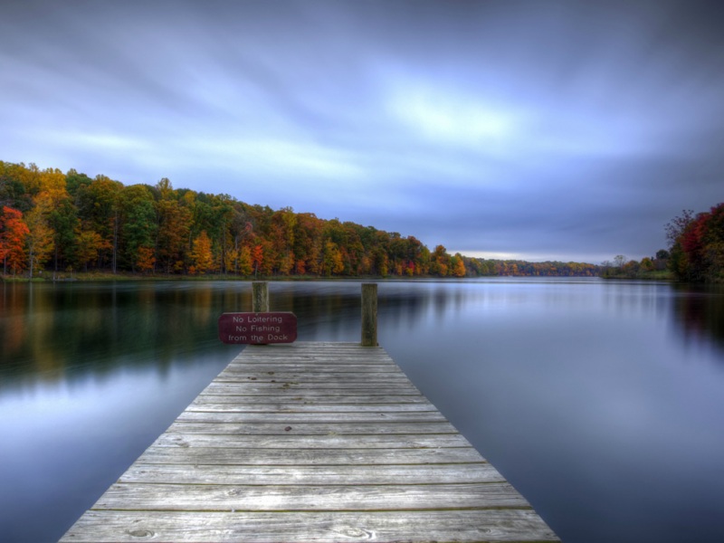 秋日湖景木桥！氛围感拉满的电脑动漫壁纸