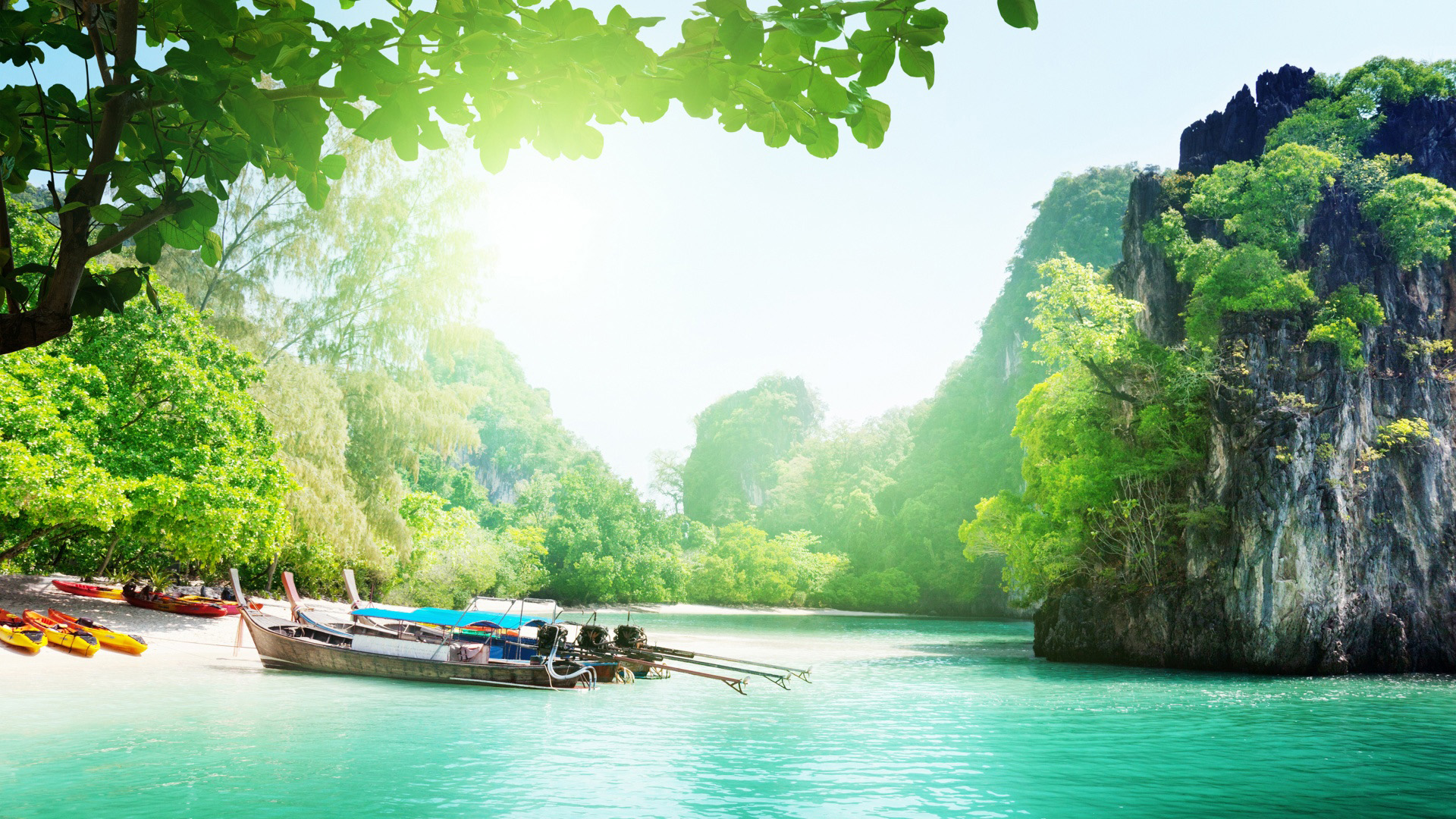 能当电脑桌面的治愈山水壁纸！有绿树小船湖水太适合度假氛围感了