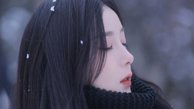 冬日雪天氛围感美女围巾壁纸推荐