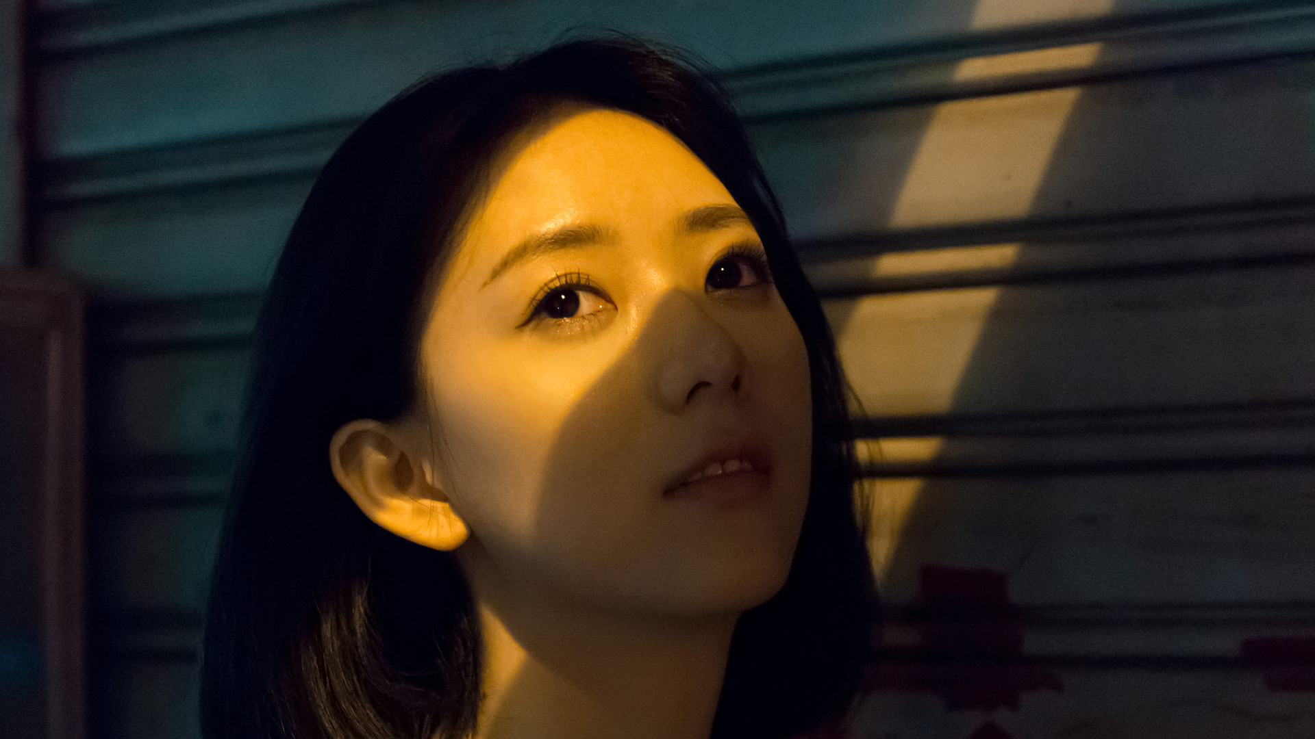 屋内美女摄影电脑桌面高清壁纸分享