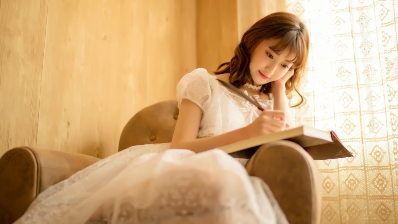 认真写字的清纯女孩高清电脑壁纸分享