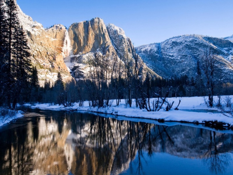 冬日山区雪境壁纸推荐：藏在森林溪流里的山水倒影
