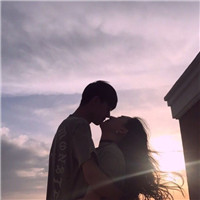 18组霸气接吻情侣头像 一对两张超甜恩爱款