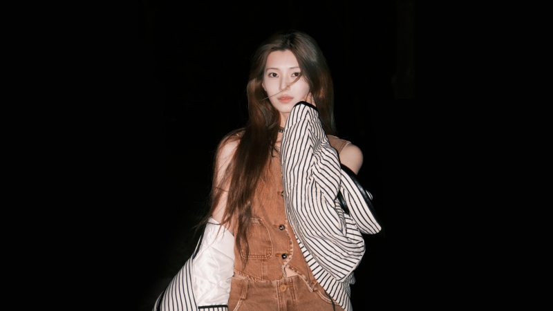 钟晨瑶黑色背景电脑壁纸 多款高清尺寸可选