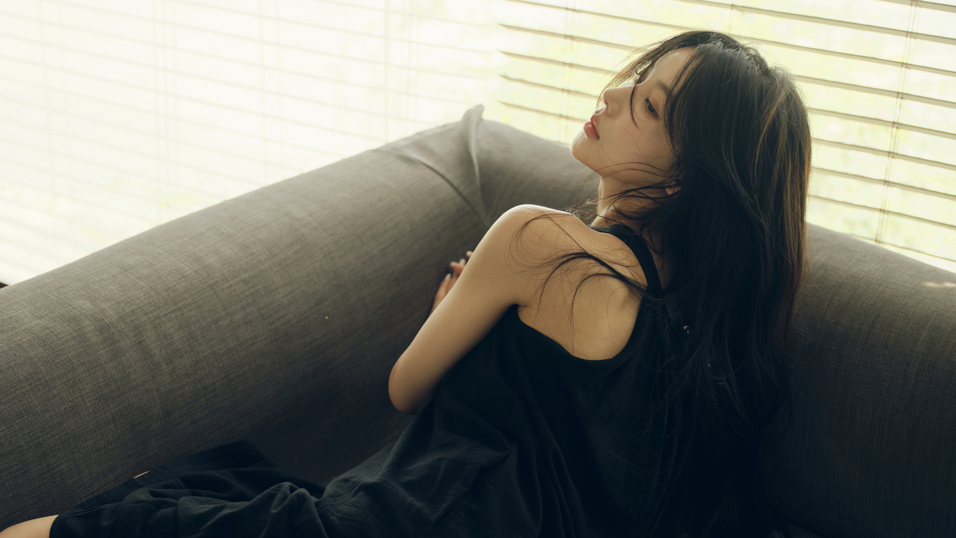 沙发黑裙美女高清电脑壁纸推荐