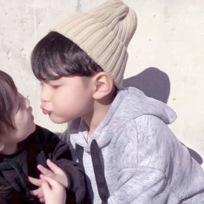 6组超萌萌娃亲嘴情侣头像 可爱小男孩小女孩头像合集