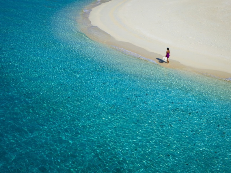 海边漫步的少女！这套蓝调风景电脑壁纸太治愈了