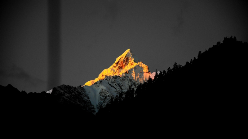孤峰山脉配日照金山 暗黑风电脑桌面壁纸来了