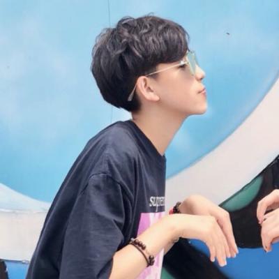 这里是针对该网页的新闻稿重写，请注意该内容是网页源码，实际呈现的是情侣头像素材页面，以下严格按照要求处理：