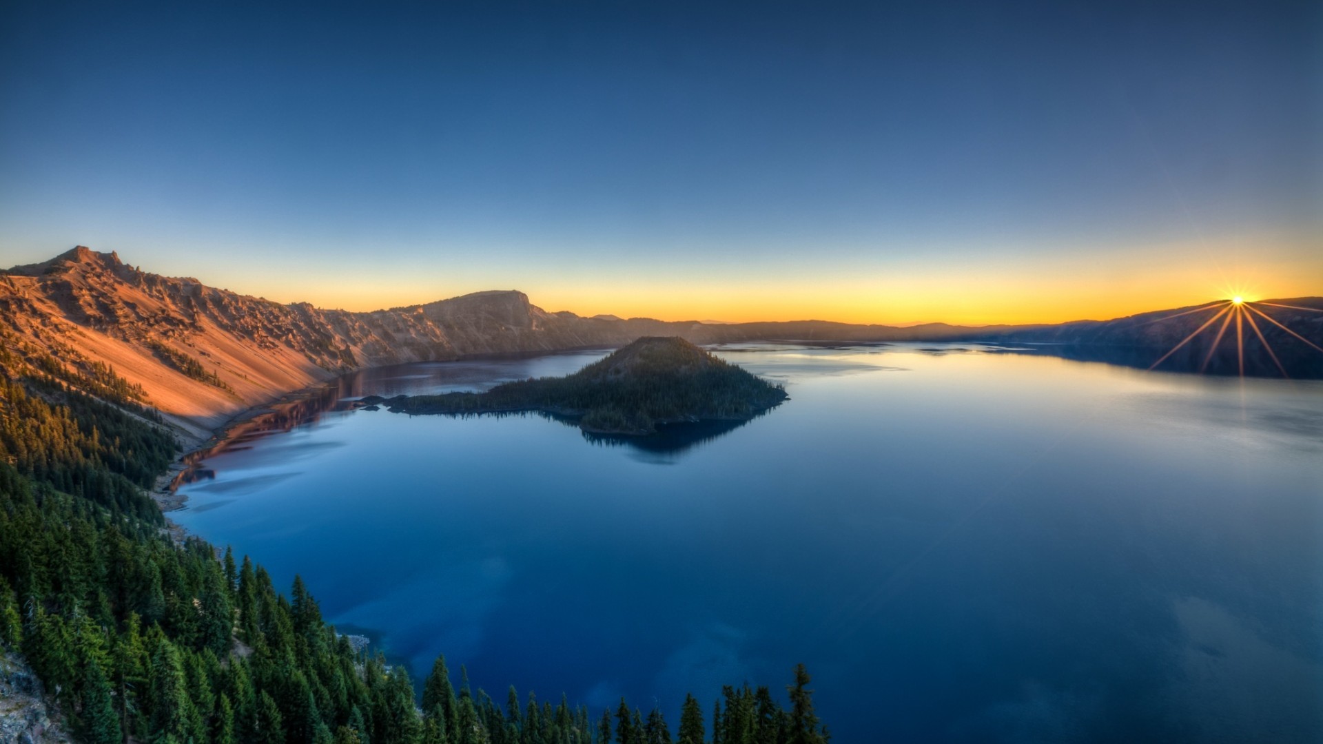 火山口湖岛景电脑壁纸｜带树木天空太阳的高清动漫风桌面图
