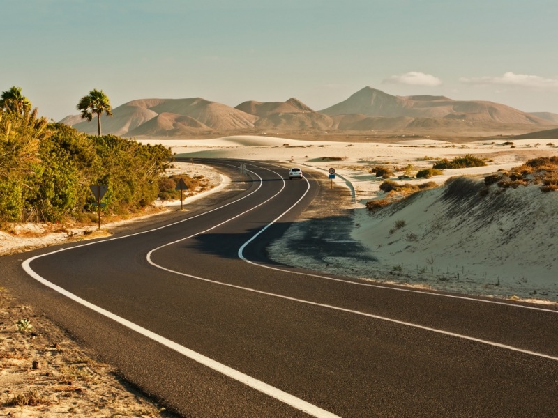带道路标记的公路沙漠丘陵风景 可当电脑桌面的高清壁纸
