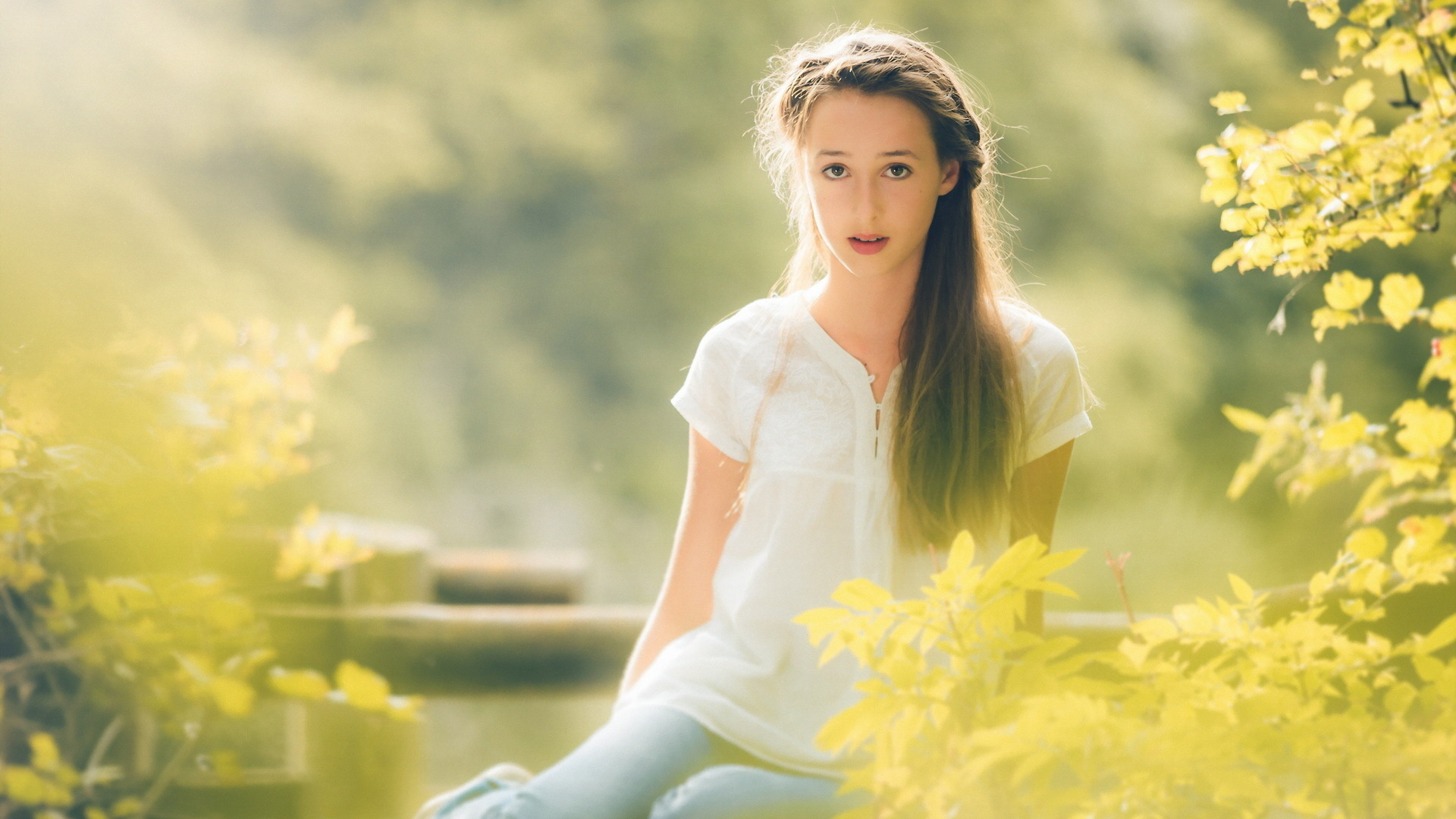 秋天氛围感拉满！阳光牛仔裤女孩电脑桌面壁纸