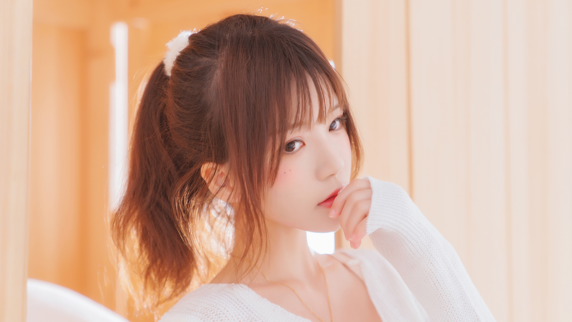 马尾辫配白毛衣的可爱美女高清壁纸来了