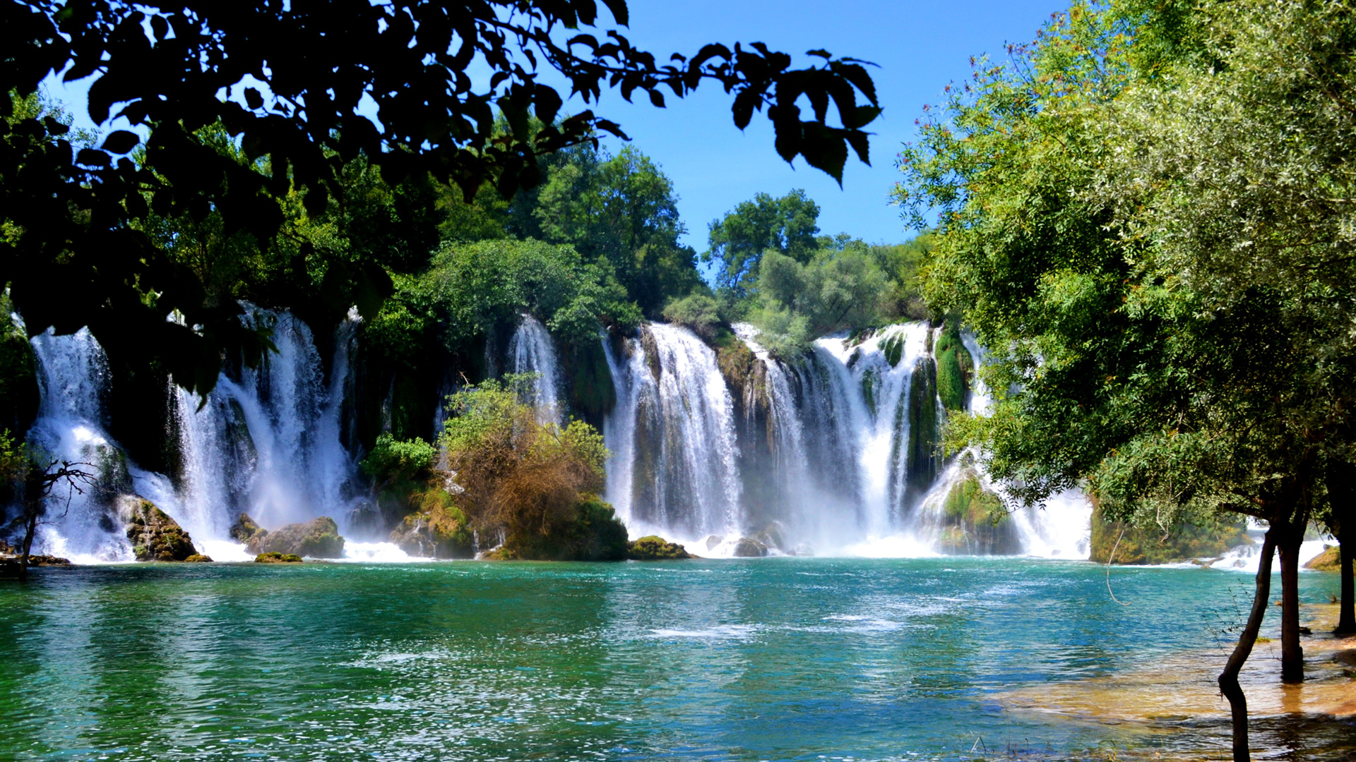 波黑瀑布风景动漫风电脑桌面壁纸