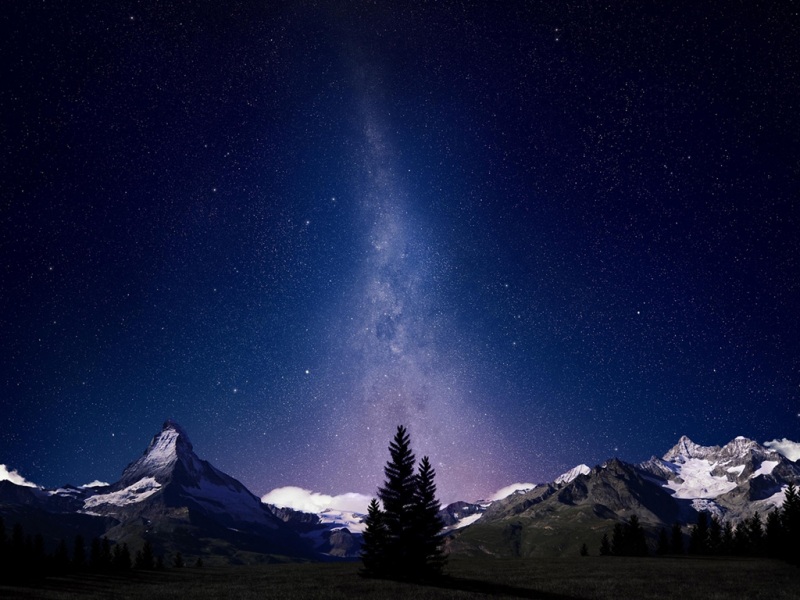 夜晚山树星空美景电脑壁纸来了