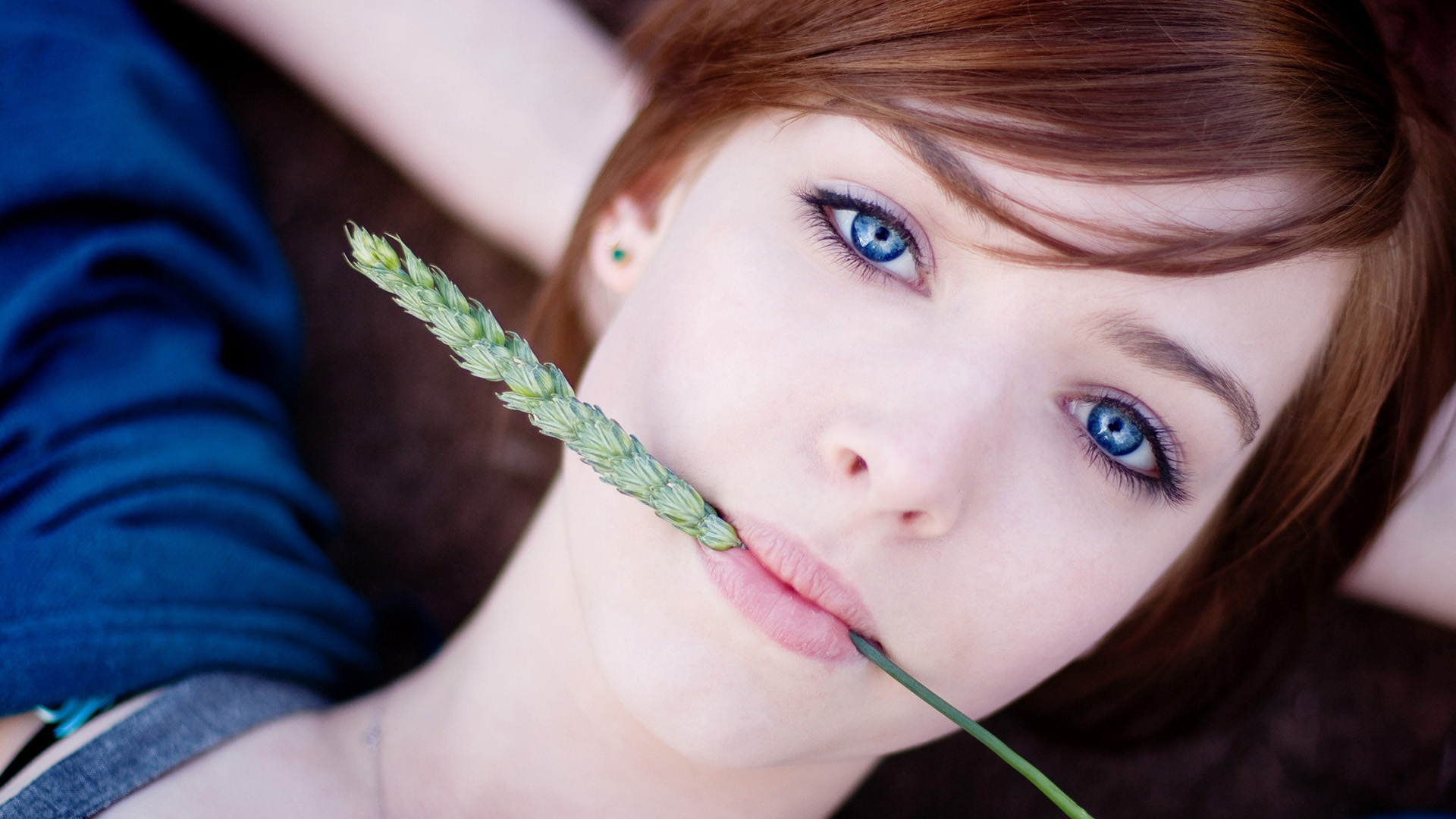 蓝眼睛漂亮女孩电脑动漫壁纸