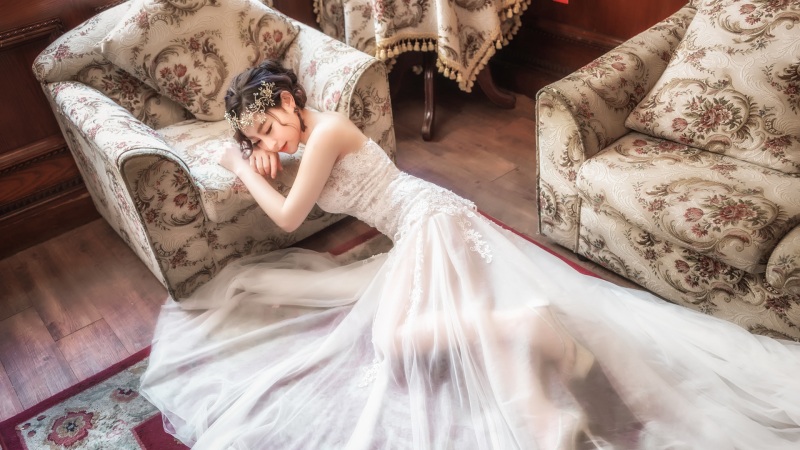 沙发地板白纱美女电脑壁纸，多款高清尺寸任你选