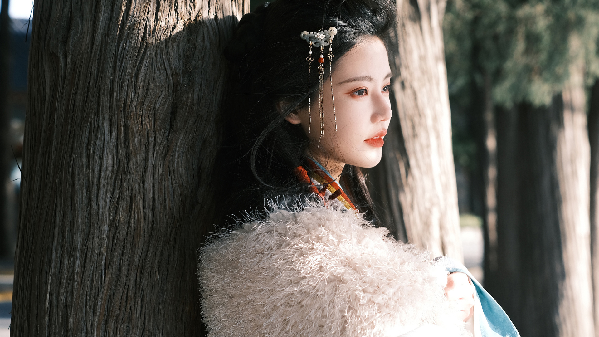 民族风美女配树林！这款高清电脑壁纸太绝了