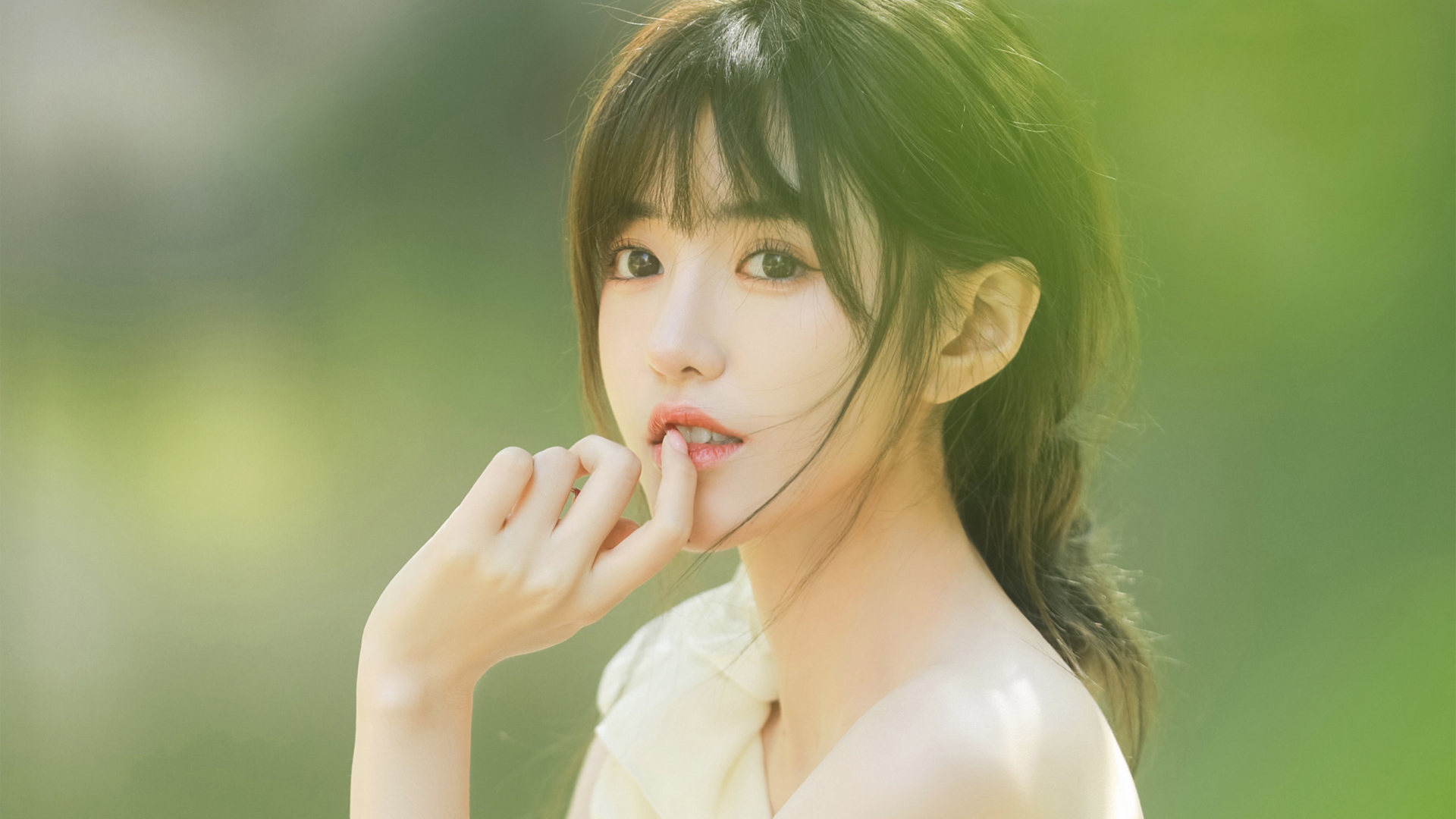 清纯美女配绿背景 护眼高清壁纸资源上新