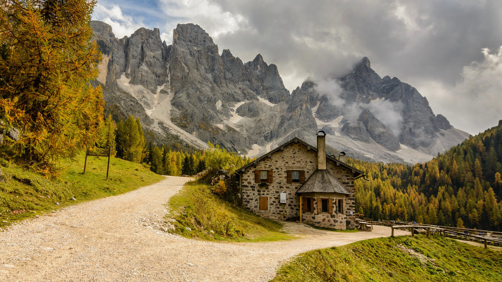 带石头房子的山野风景电脑壁纸