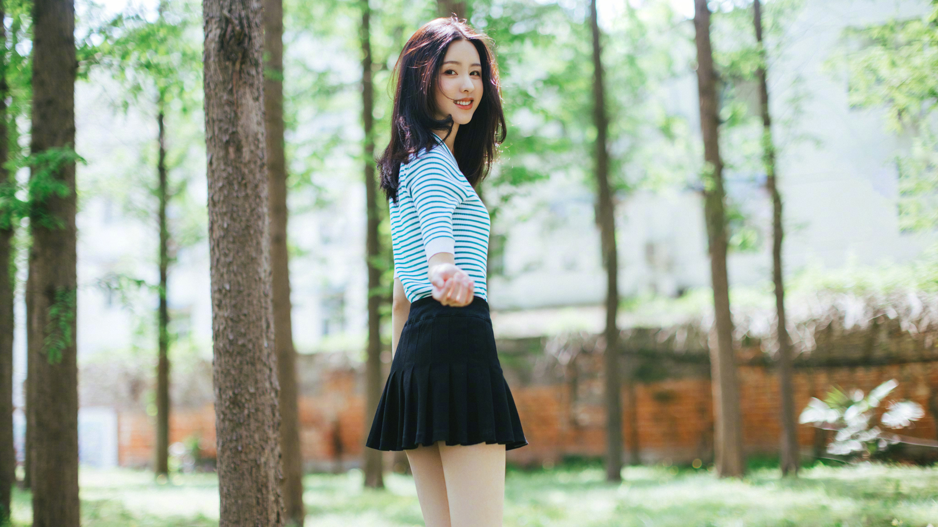 陈都灵穿黑百褶裙的小清新风格壁纸来了