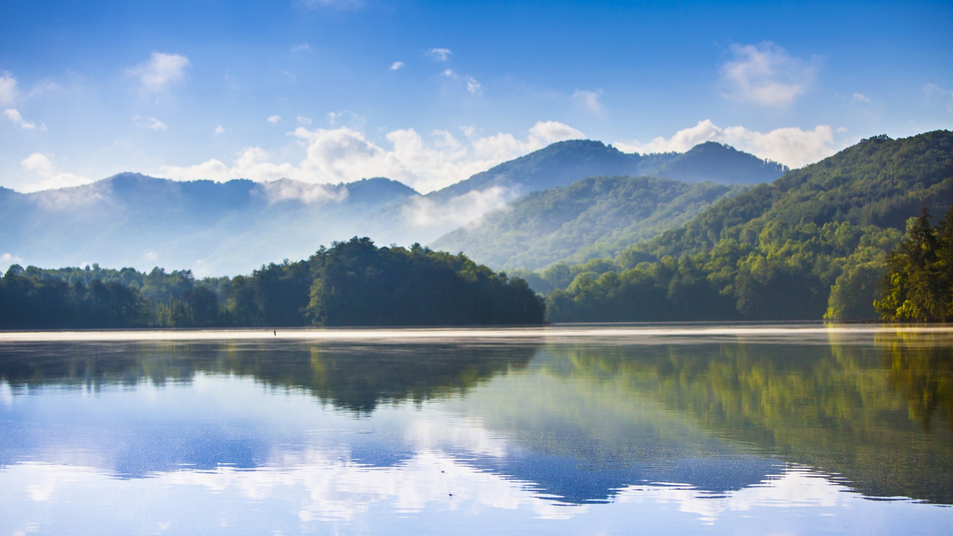 这款自然风景电脑壁纸太治愈了！蓝天白云森林湖泊高山全都有