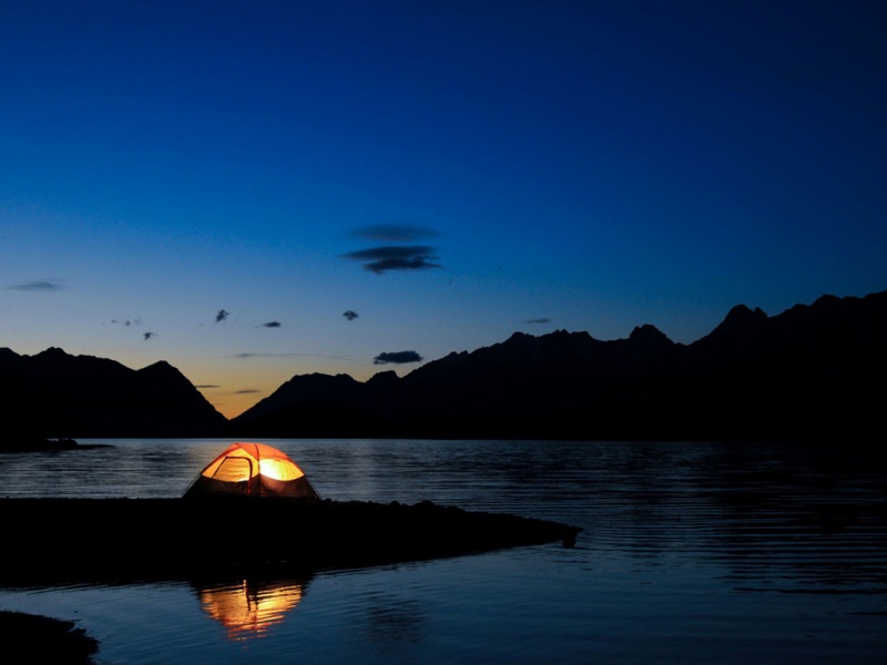 夜晚海边帐篷风景壁纸