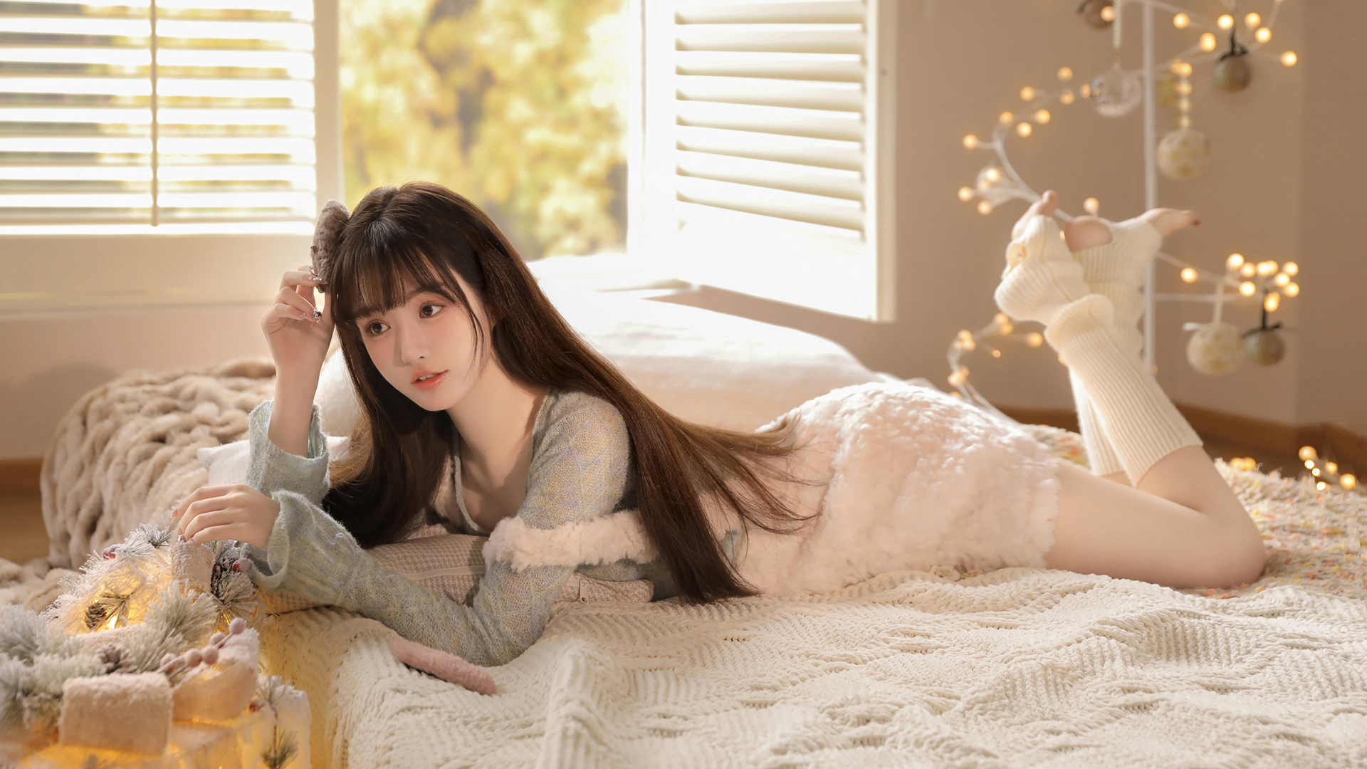 圣诞节氛围感拉满！长发清纯美女毛衣袜子温暖桌面壁纸分享